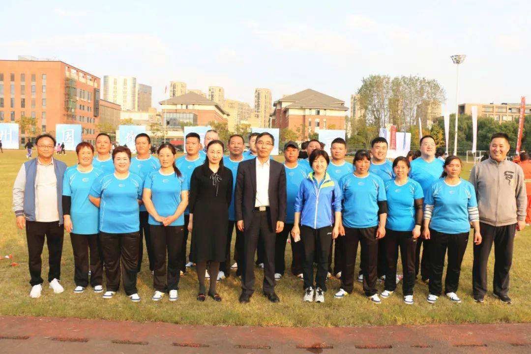 队员们在场上奋勇争先，力争一流成绩