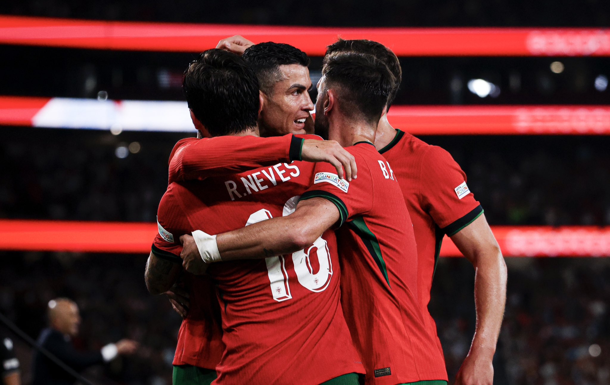 开云-葡萄牙队鏖战英格兰队，林高远点燃赛场