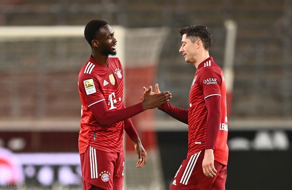 英格兰碾压国际米兰,莱万扛起全队 英格兰碾压国际米兰,莱万扛起全队