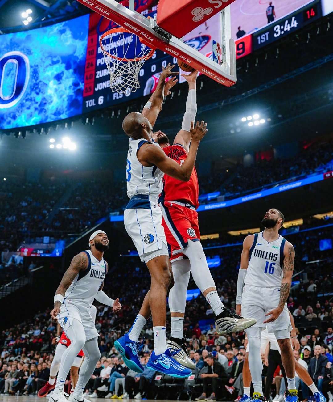 快船绝杀雄鹿,武切维奇惊艳四座 快船绝杀雄鹿,武切维奇惊艳四座