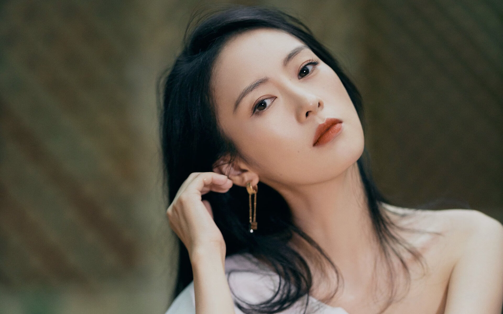 开云体育在线-钢铁防线对决天赋洪流！巨人守护者德里赫特，在群星璀璨的东决之夜铸就唯一丰碑